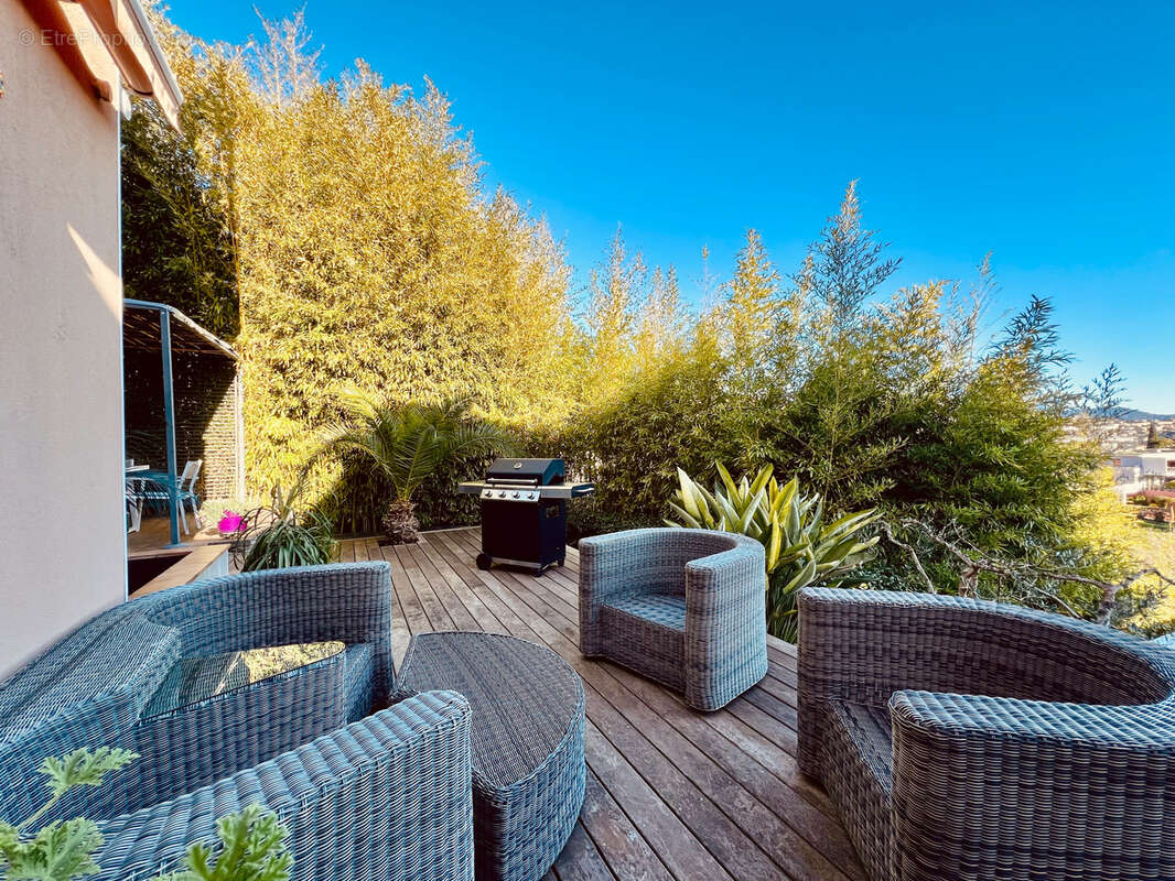 Appartement à SAINT-LAURENT-DU-VAR