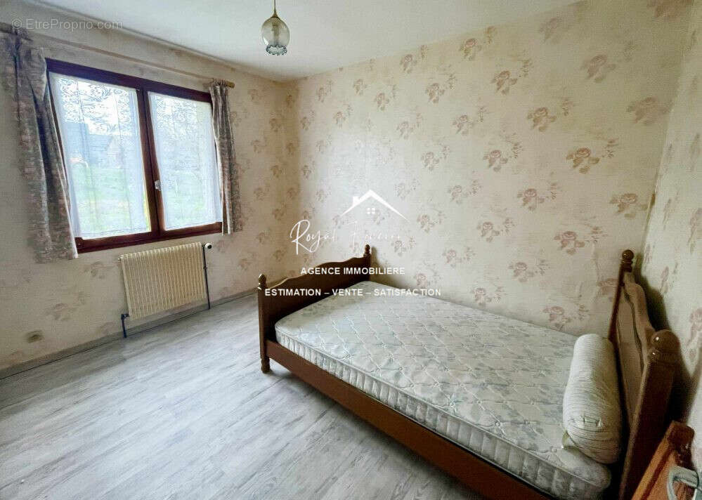 Chambre 1 - Maison à YZEURES-SUR-CREUSE