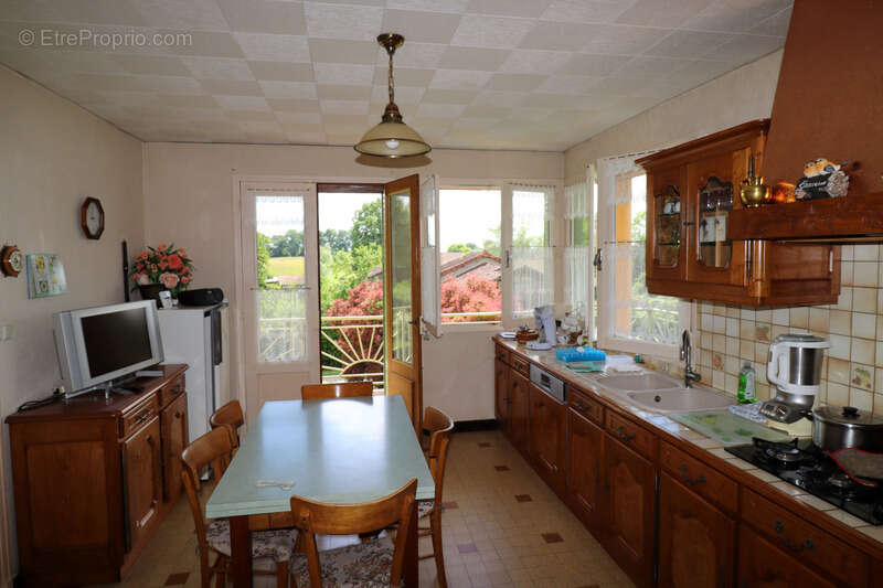 Jolie villa de 117 m² à fort potentiel avec un beau terrain arboré à CURCIAT DONGALON (01) - photo 4