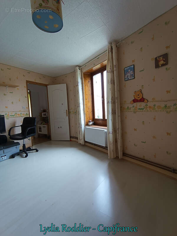 Maison avec 4 chambres – terrain clôturé – deux terrasses - PUY GUILLAUME (63290) - photo 7
