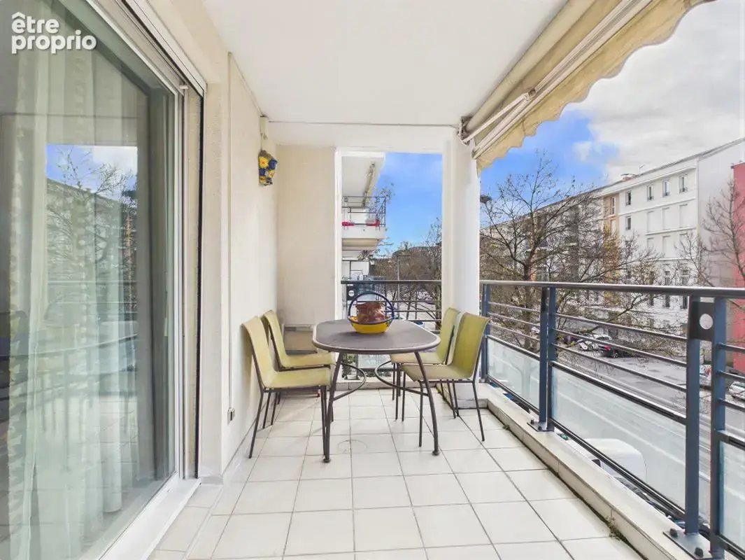 Grand T2 lumineux avec terrasse et garage en vente à  Bron (69500) - photo 4
