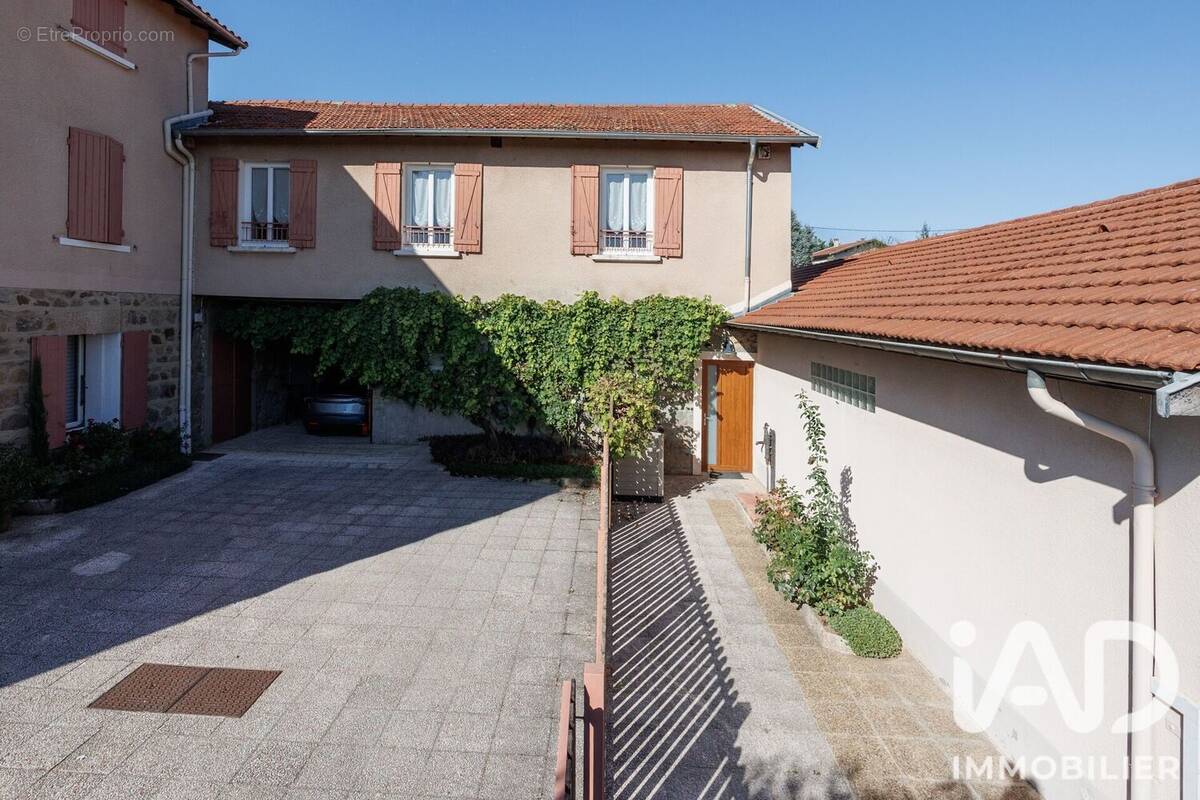 Photo 1 - Maison à SAINT-GENIS-LES-OLLIERES