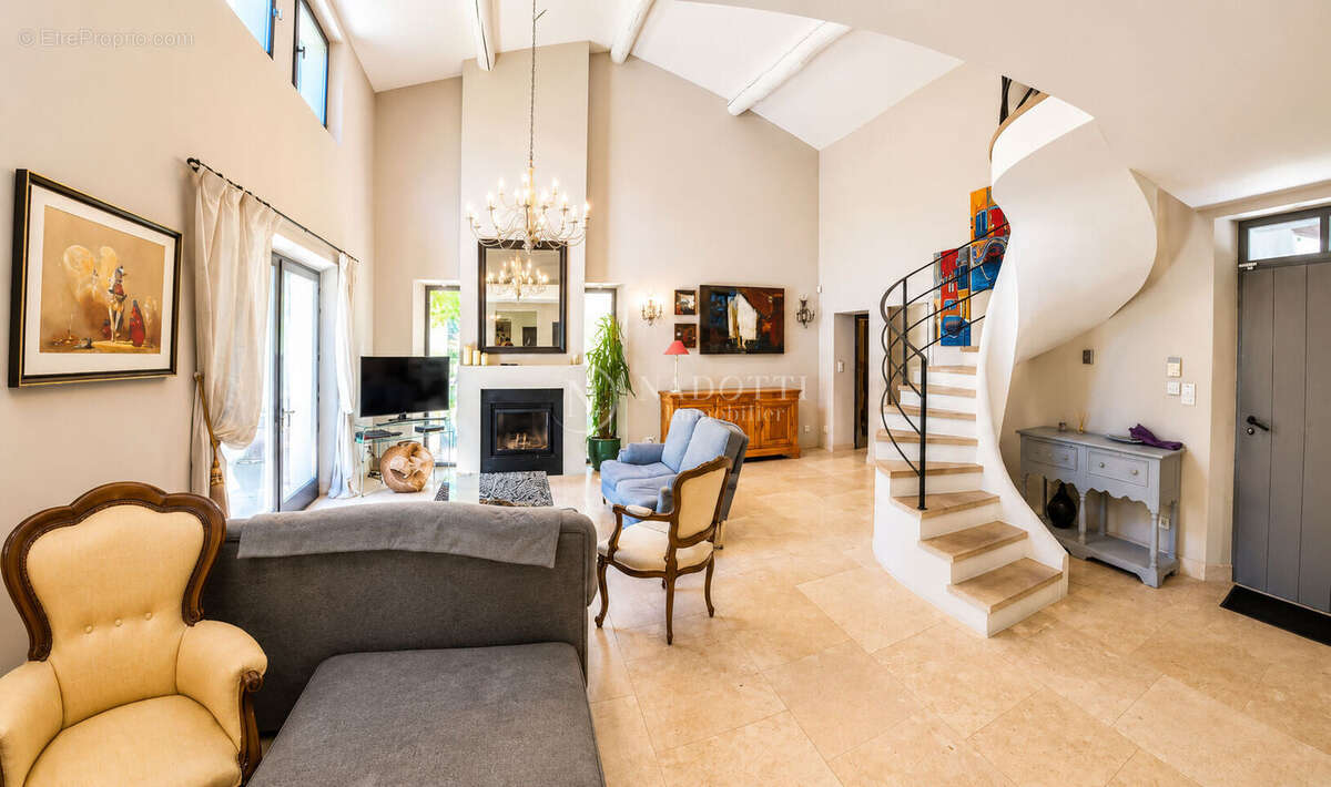 LOURMARIN Élégante propriété de prestige avec piscine chauffée et dépendances - photo 4