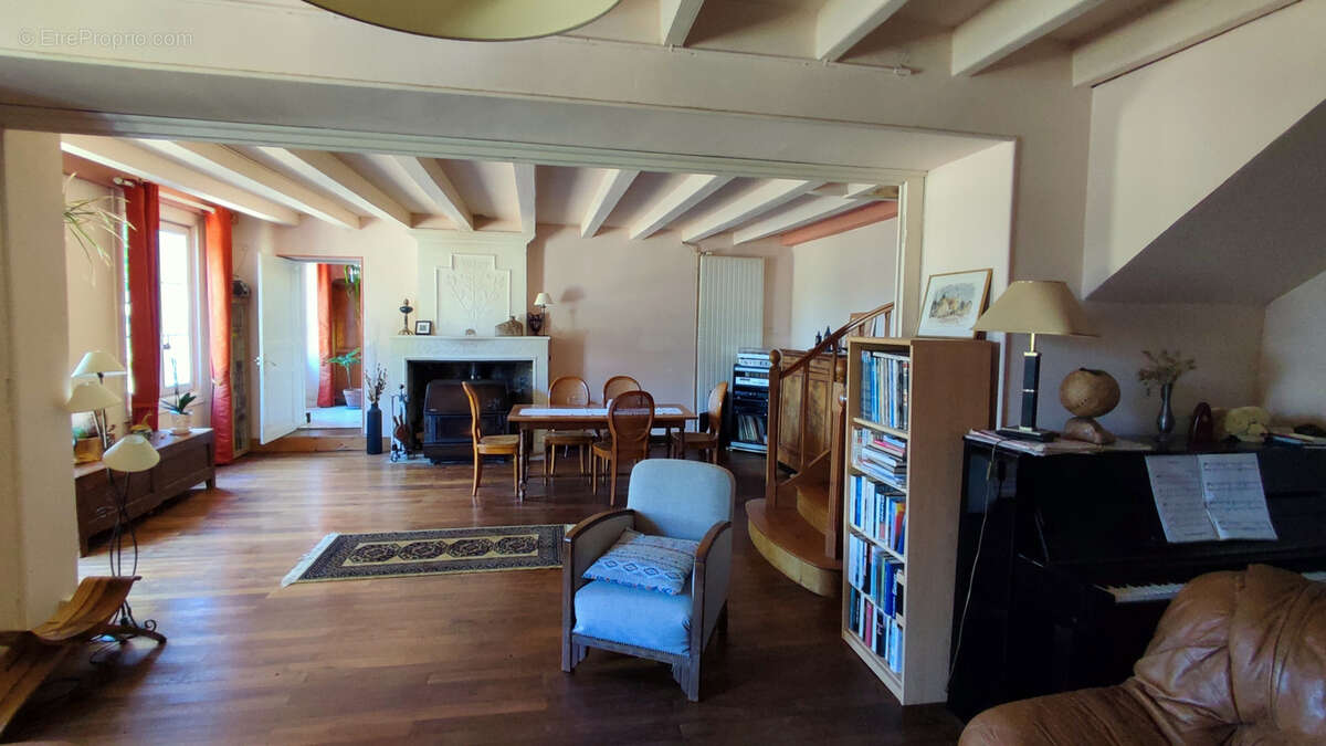 Charentaise de 220 m2, 5 chambres, dépendance, possibilité de gîte ou espace pro   Port-d'Envaux - photo 3
