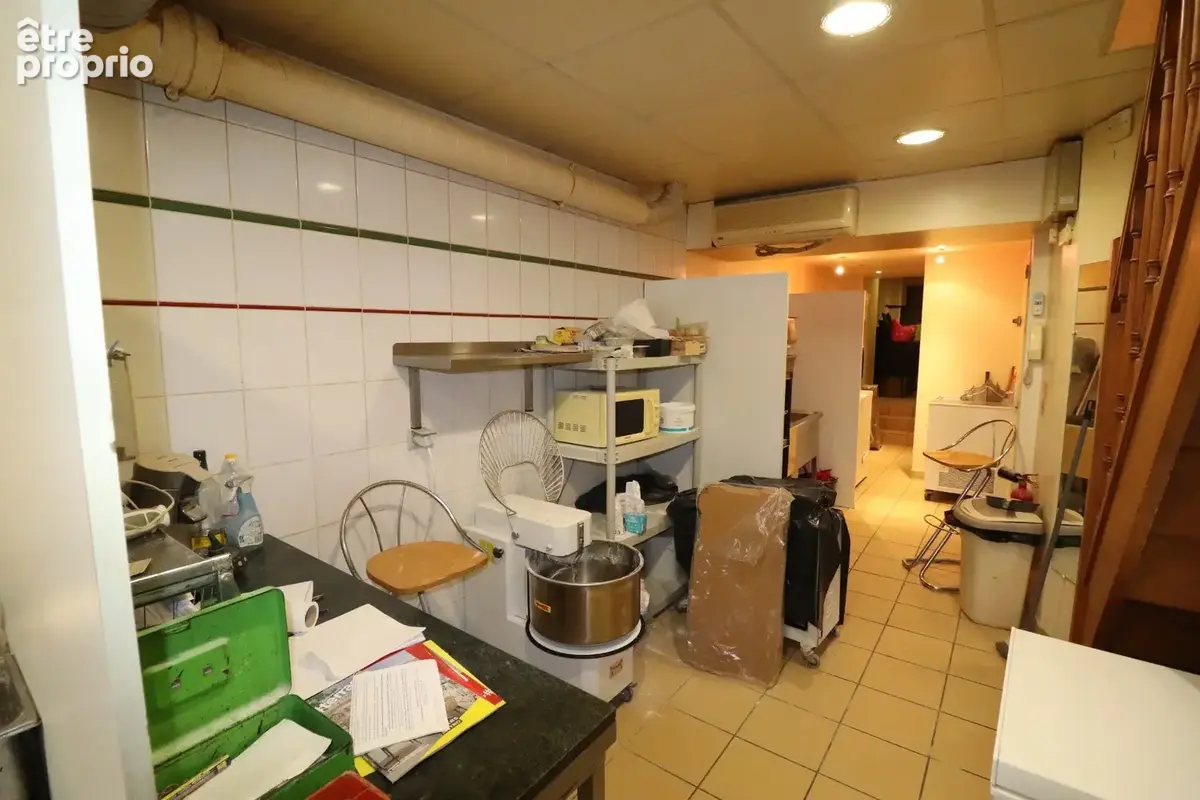 A valence, centre local commercial + 2 appartements. - photo 2