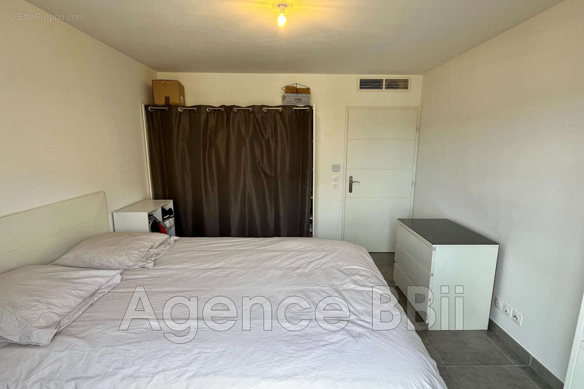 Appartement à CHATEAUNEUF-VILLEVIEILLE