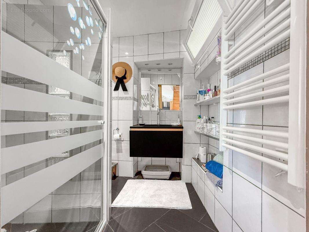 Bâtisse de 180,30 m², 3 appartements + Terrain 34 443 m² - photo 18