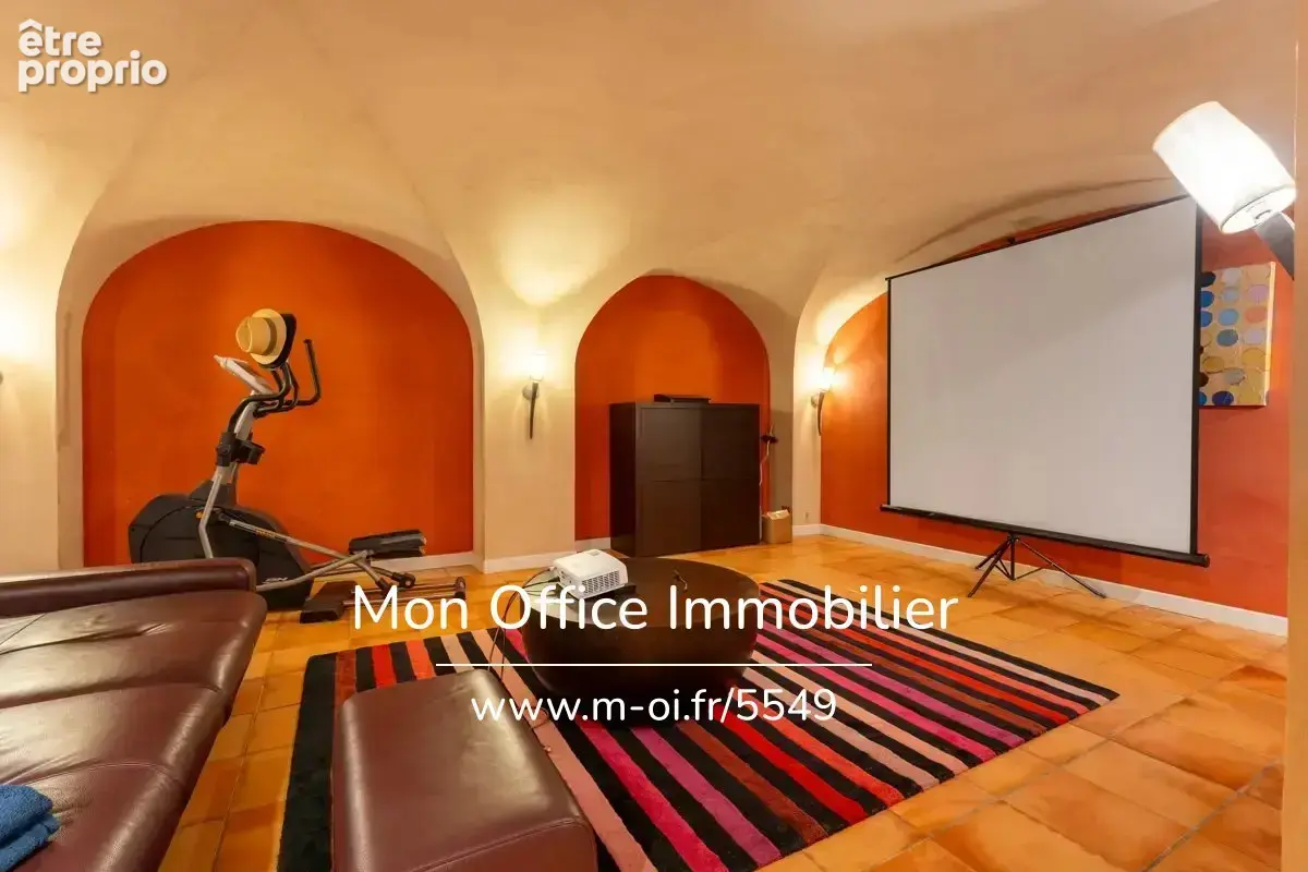 Référence : 7207-NGU - Maison 10 pièces - 8 chambres - Jacuzzi, Piscine, Salle de Cinema - Village à pied - photo 22