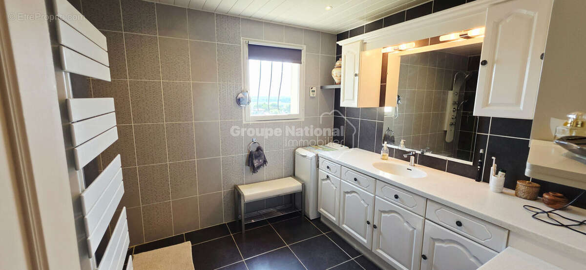 Maison de 151m², piscine, vue et terrain de 1527m² - photo 11