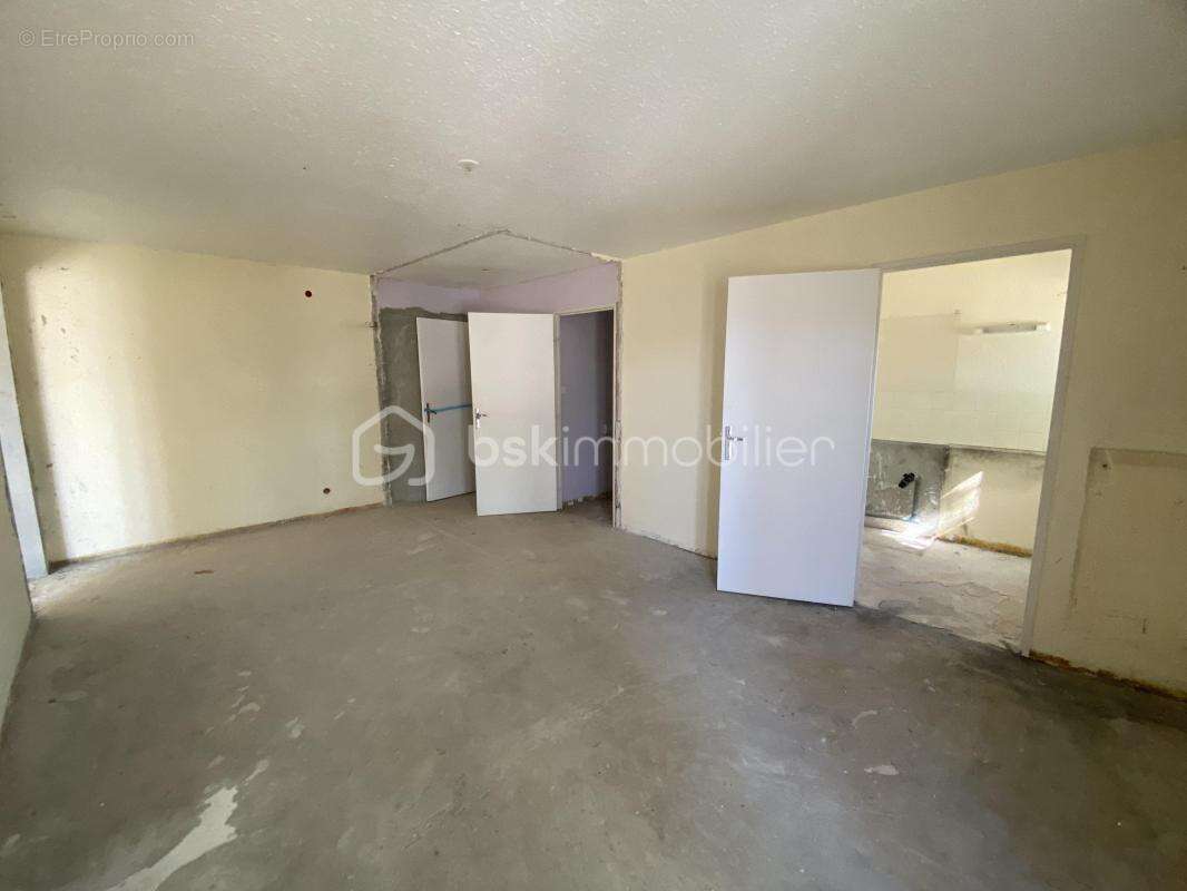 SAINT-CHRISTOL ((84) - Créez votre T3/T4 sur mesure ! Plateau sous forme d'appartement de 89 m² env. situé au 1er étage avec asc - photo 13