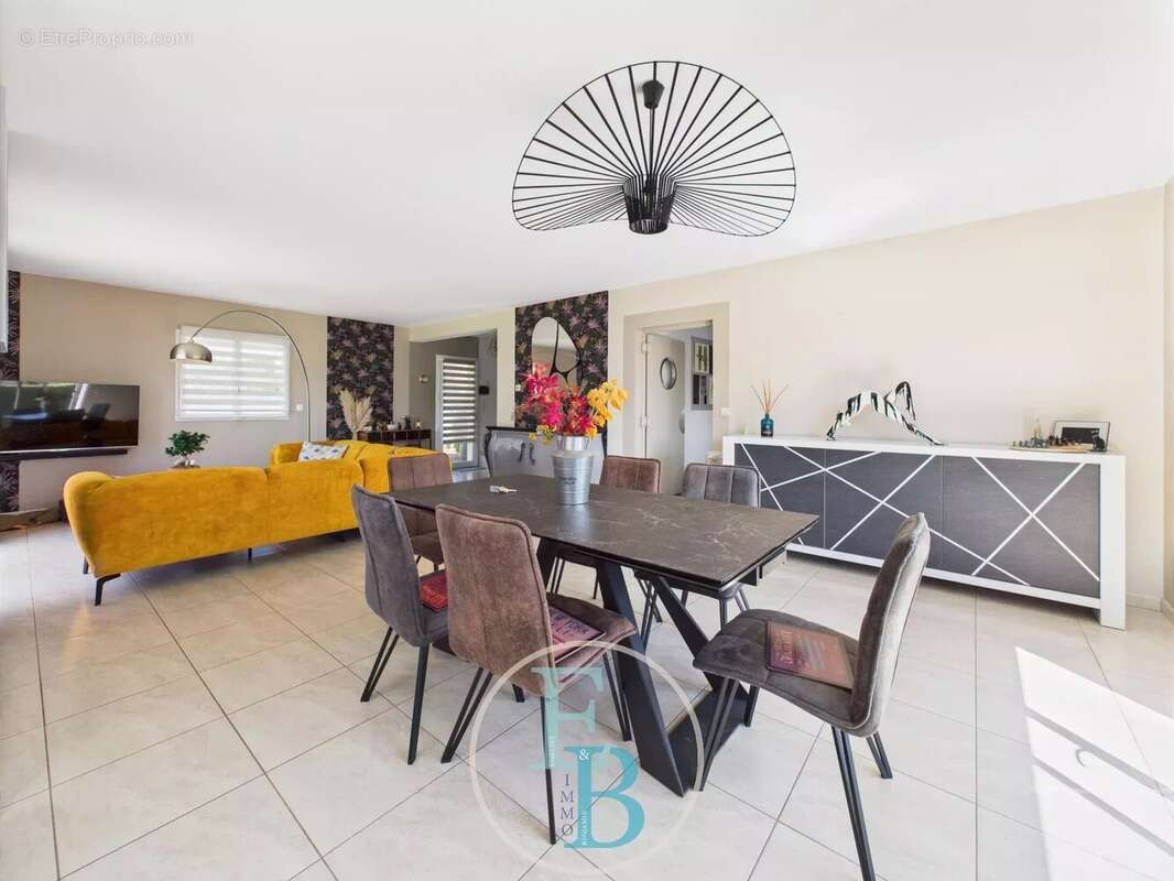 Maison - 235m2 - T8 - photo 10