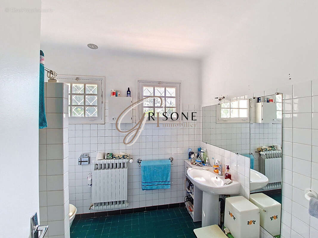 Villa de caractère de 240 m² à Sanary sur mer - photo 12
