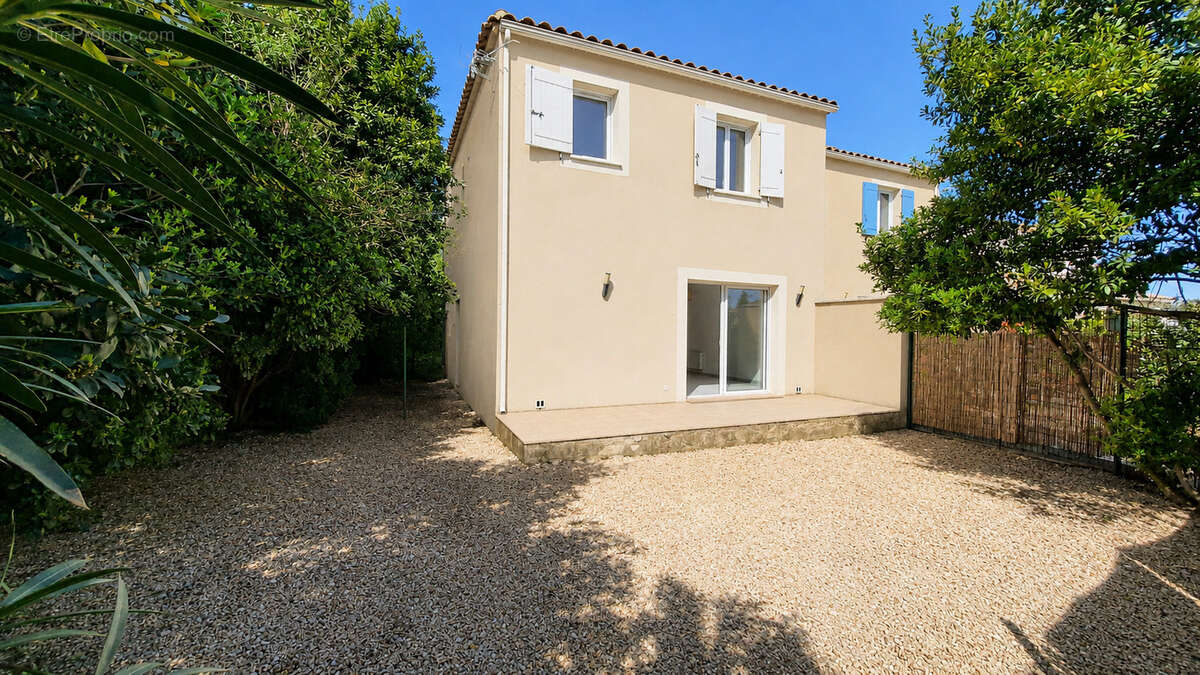 Maison à ENTRAIGUES-SUR-LA-SORGUE