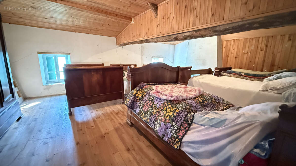 Maison de campagne familiale à rénover entièrement avec grand terrain et dépendances - photo 19
