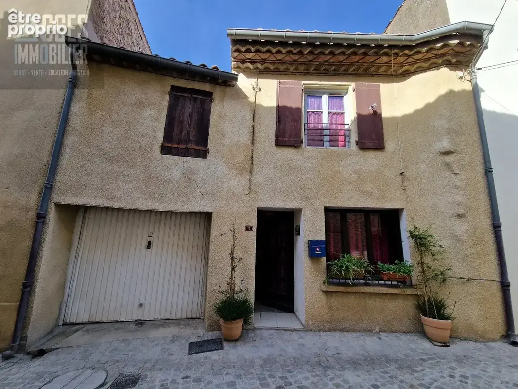Maison de village en pierre 2 faces de type 3/4 avec remises et cour attenantes - photo 1