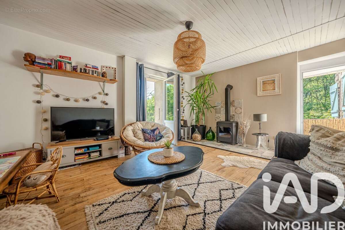 Maison 89 m² à La Souche  - photo 2