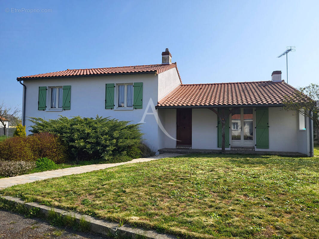 Maison à SAINT-LAURENT-DE-LA-PLAINE