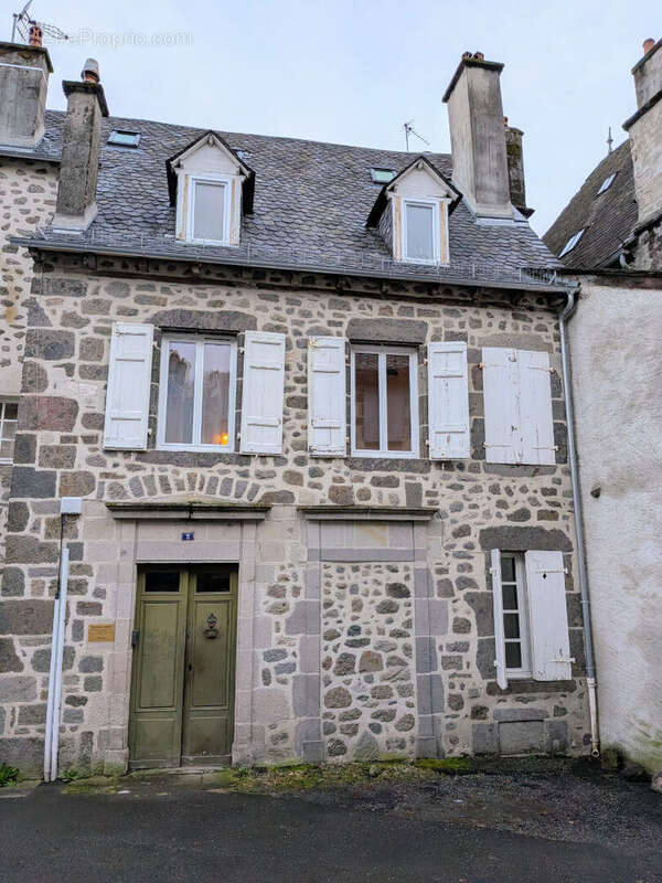 Appartement à VIC-SUR-CERE