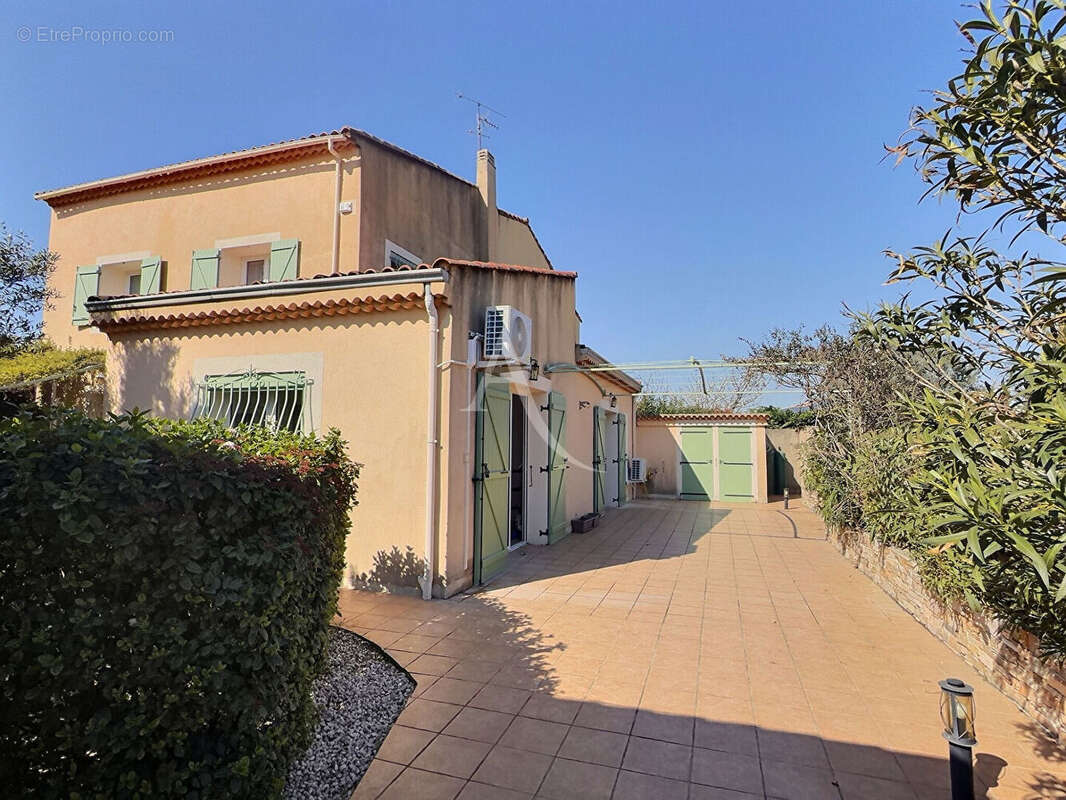 Les Camoins Marseille 13011- Maison de type 6 avec terrasse, terrain arboré avec garage, caves et dépendance - photo 15