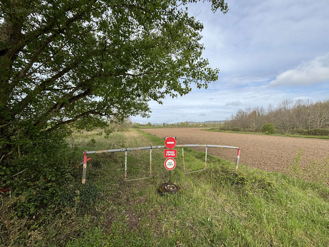 Terrain à MONTPEZAT