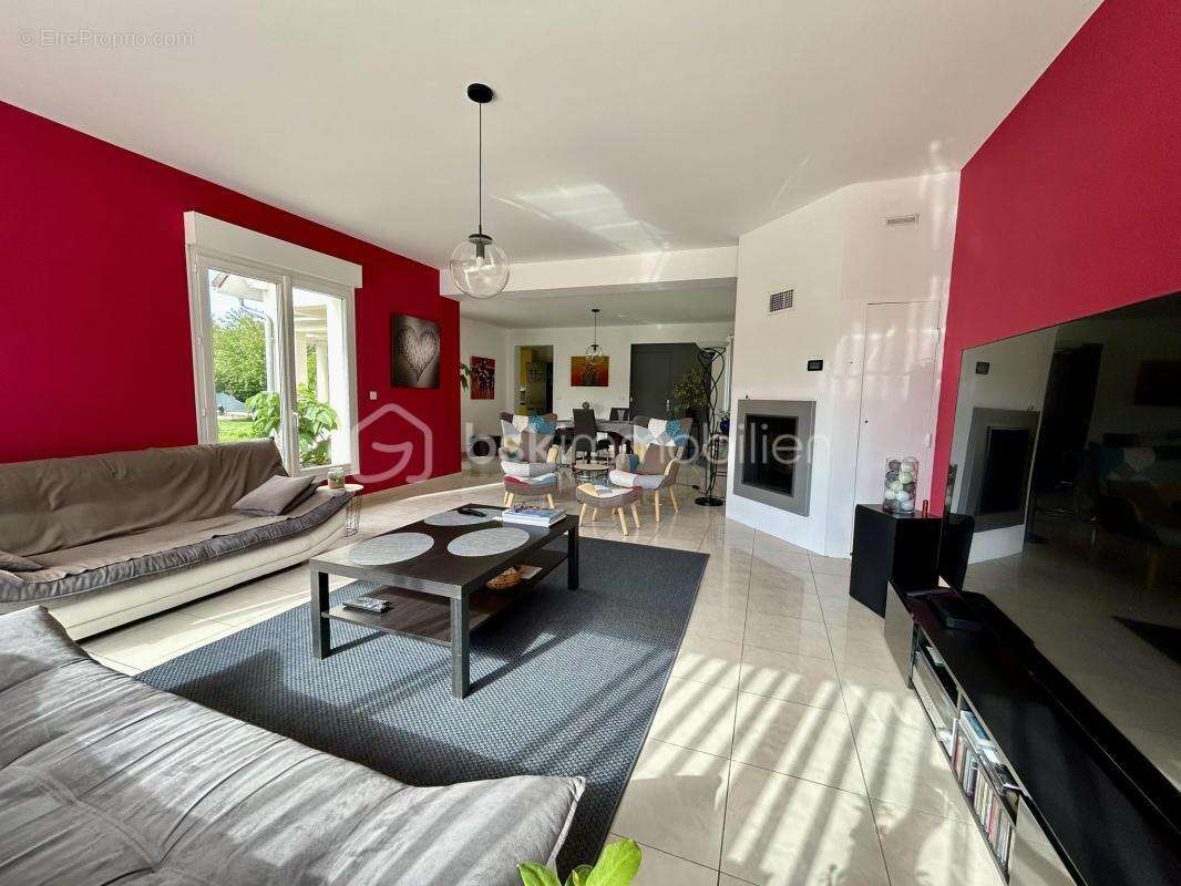 Maison 8 pièces 5 chambres de 205m² à VILLEBLEVIN (89340) - photo 4