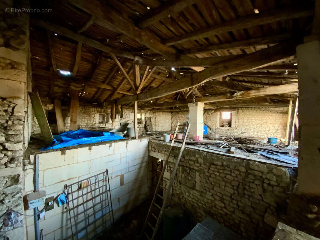 Maison à NIEUL-LE-VIROUIL