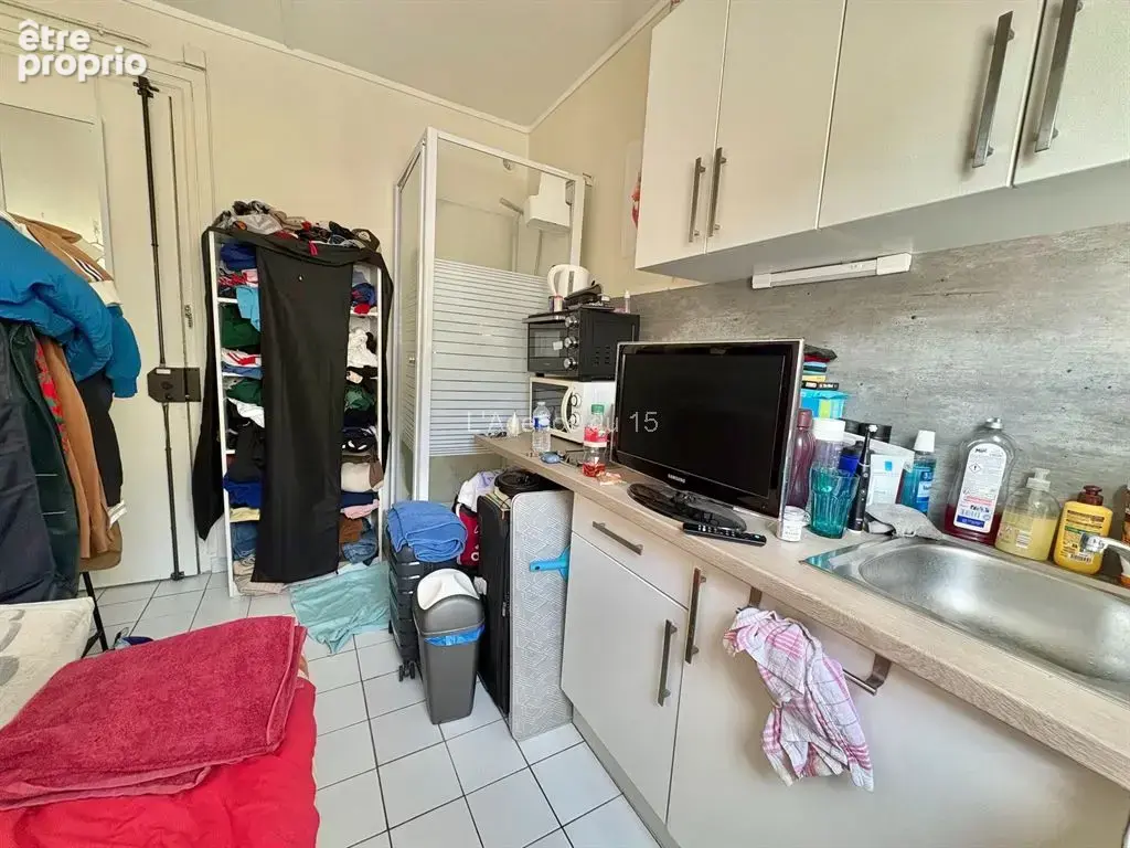 Mairie du xvème / studette vendue libre / kitchenette et douche / par ascenseur principal / ideal bureau ou pied a terre / - photo 4