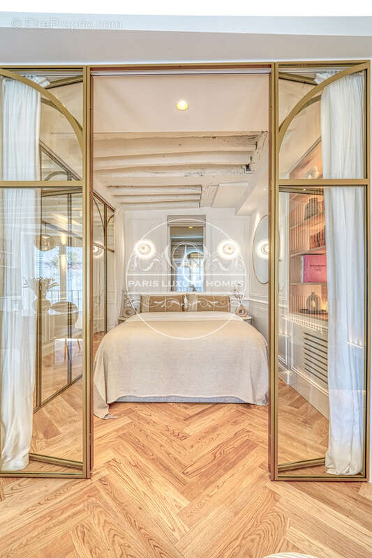 Appartement à PARIS-1E