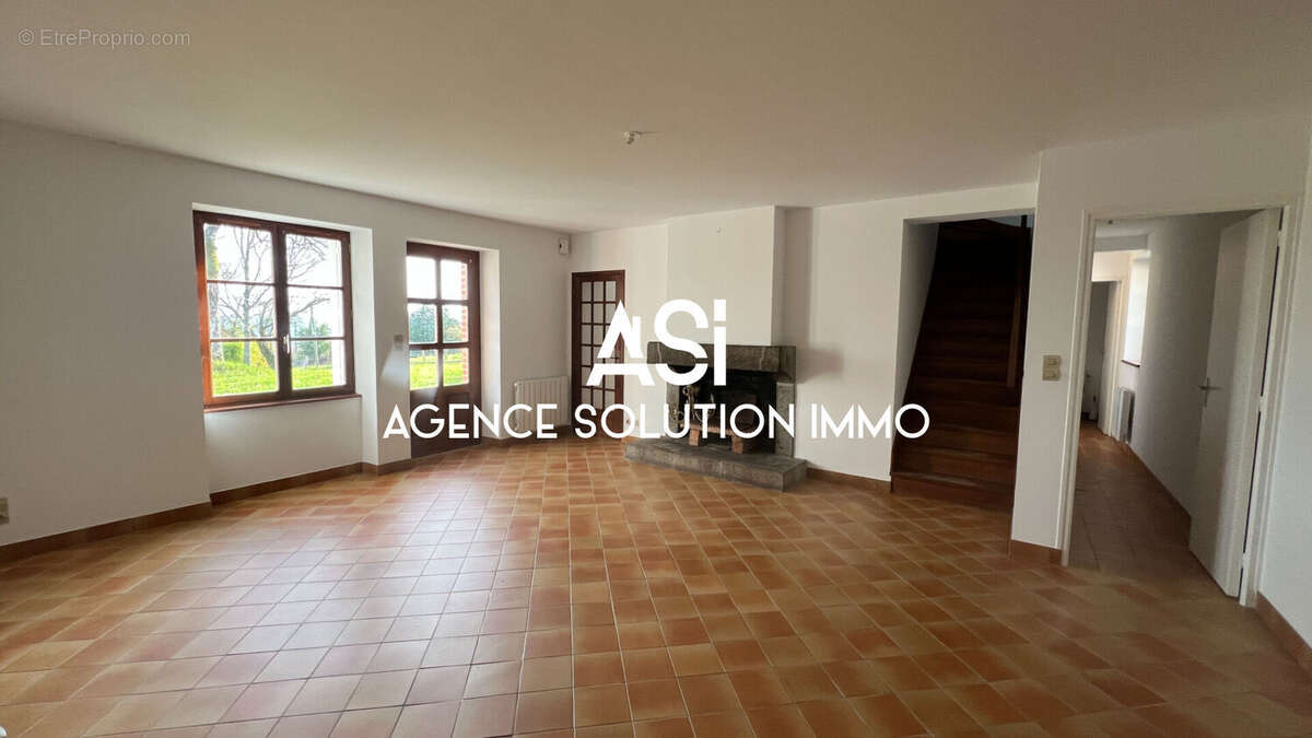 Maison à CRENNES-SUR-FRAUBEE