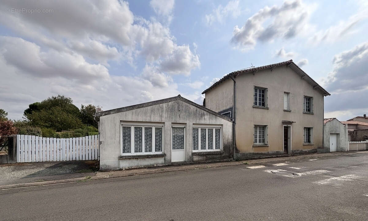 Vouillé, maison de village à rénover - photo 2