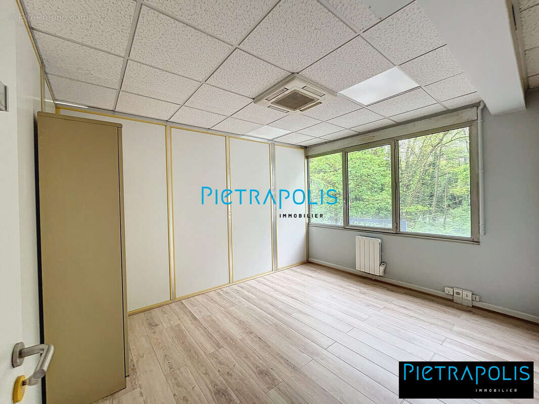 Bureau 76m² - Commerce à LISSIEU