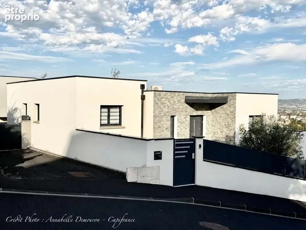 Villa d'Architecte contemporaine récente - 6 pièces/4 chambres - CLERMONT-FERRAND CHANTURGUE - Vue Panoramique - Piscine - photo 2