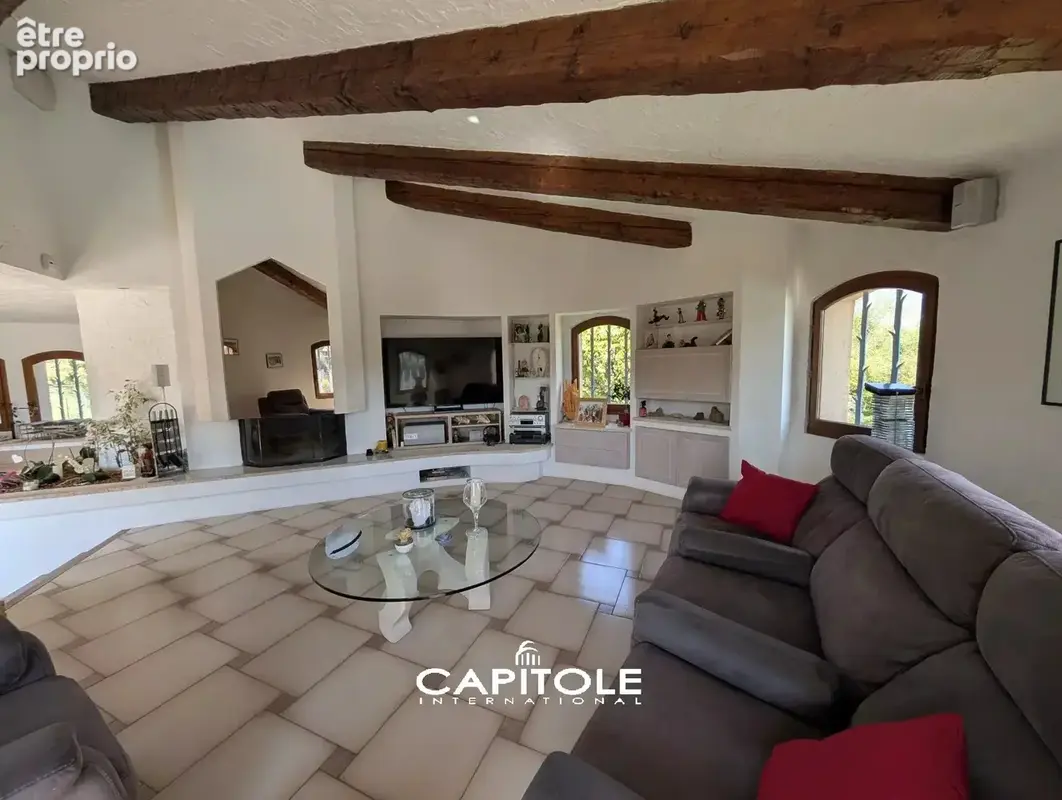 La Gaude - Charmante villa 5 pièces de 154 m² édifiée sur un terrain d'env. 2 133 m² avec piscine, vue sur les collines environn - photo 2