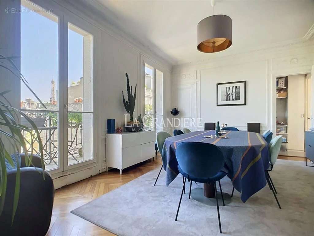Appartement à PARIS-16E