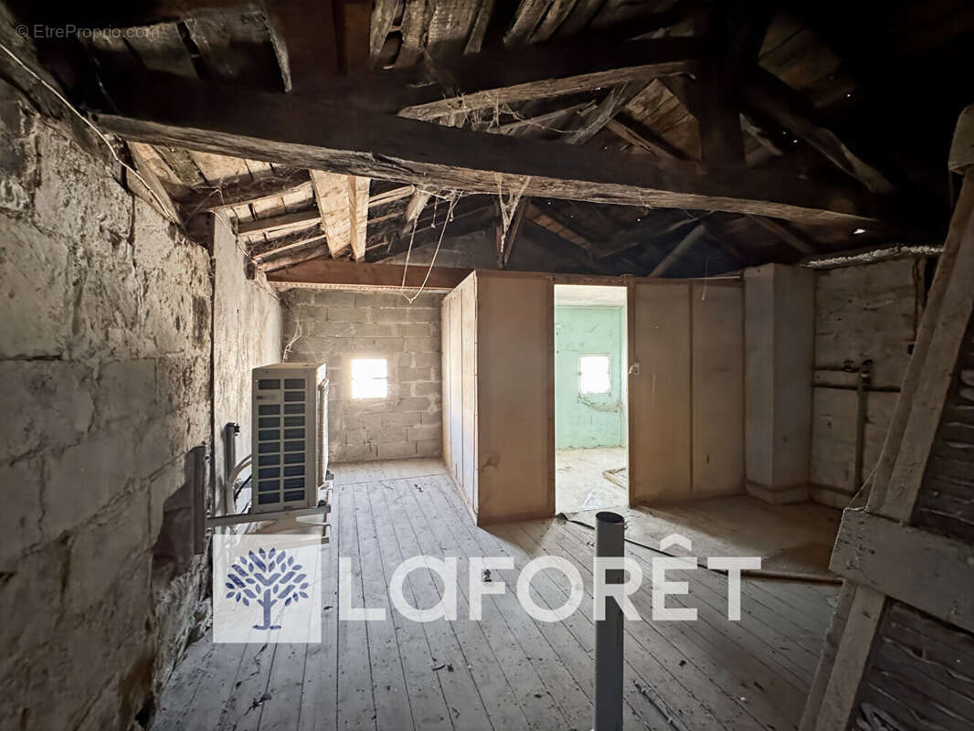Immeuble de rapport - 3 lots loués et 2 appartements à rénover - photo 10