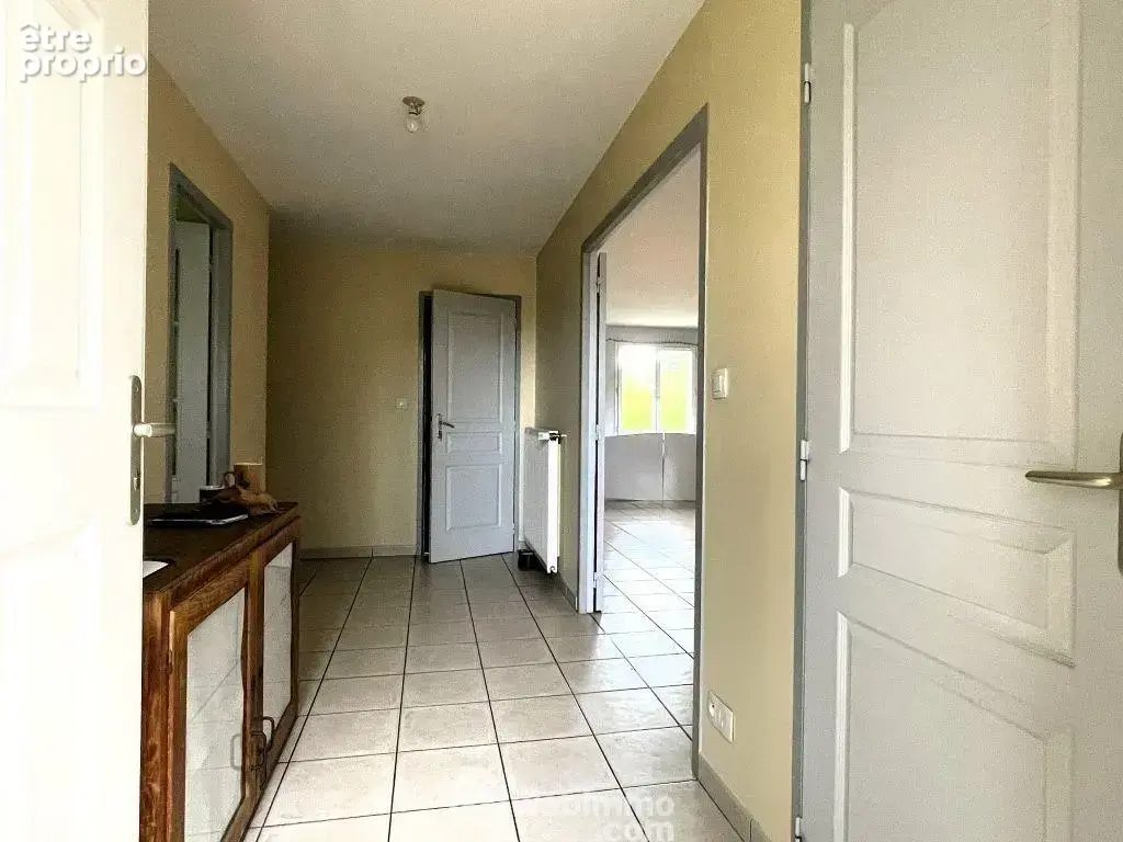 L'entrée spacieuse, avec WC, dessert d'un côté,