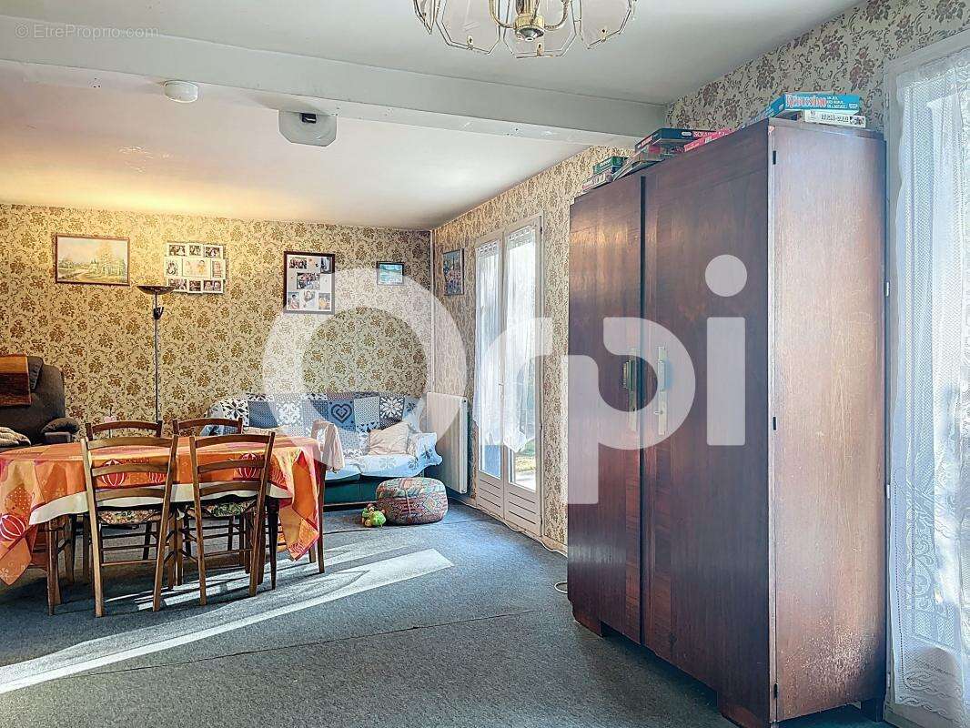 Maison à SAINT-PANTALEON-DE-LARCHE