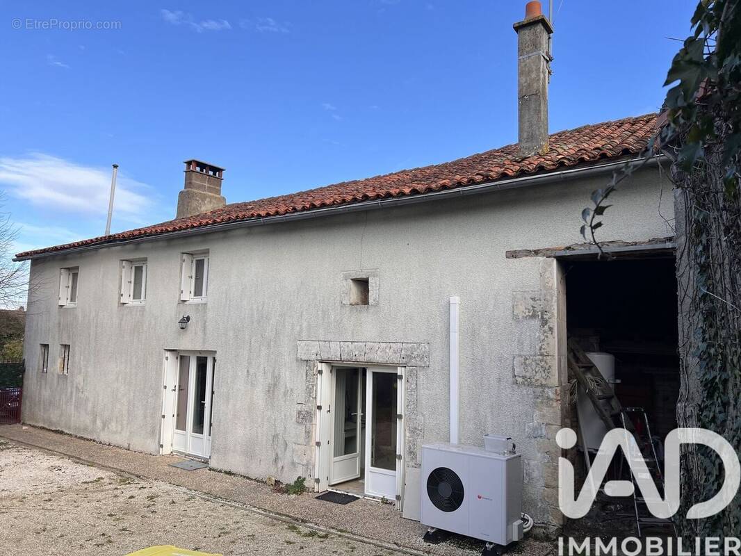 Photo 1 - Maison à SALLES-DE-VILLEFAGNAN
