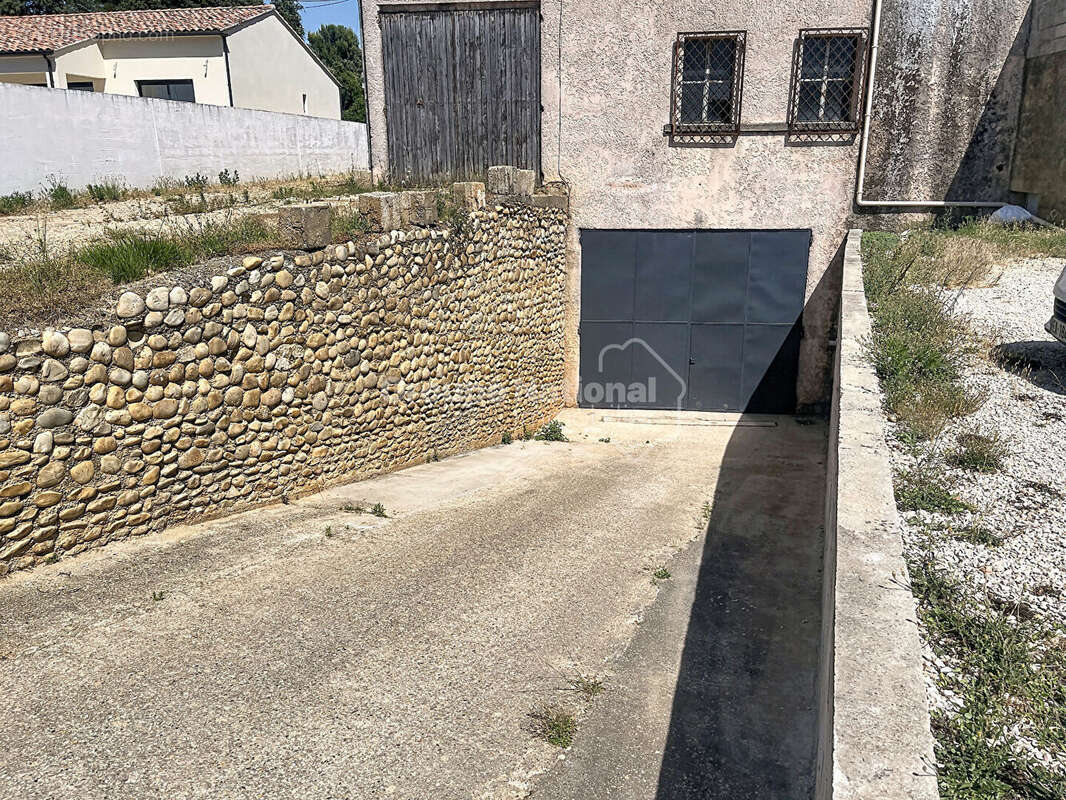 Châteauneuf-du-Pape : Ancienne cave viticole de 350 m² avec fort potentiel - photo 4