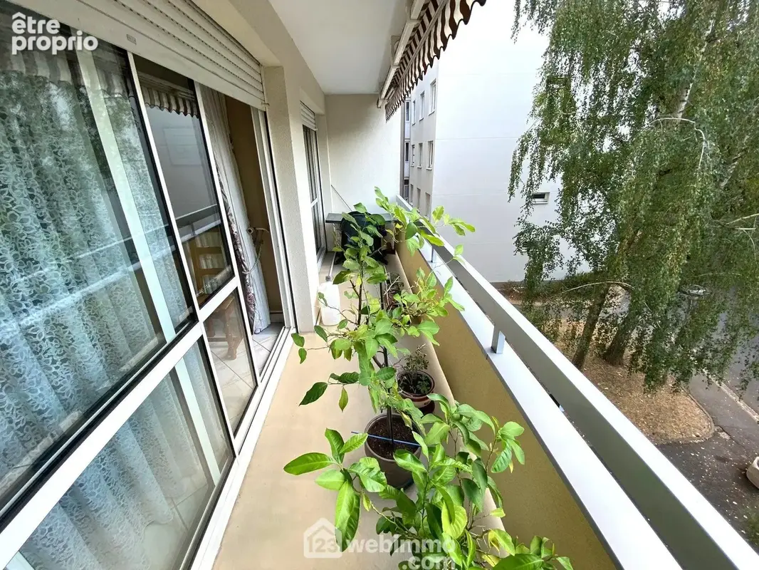 accès au balcon avec store banne