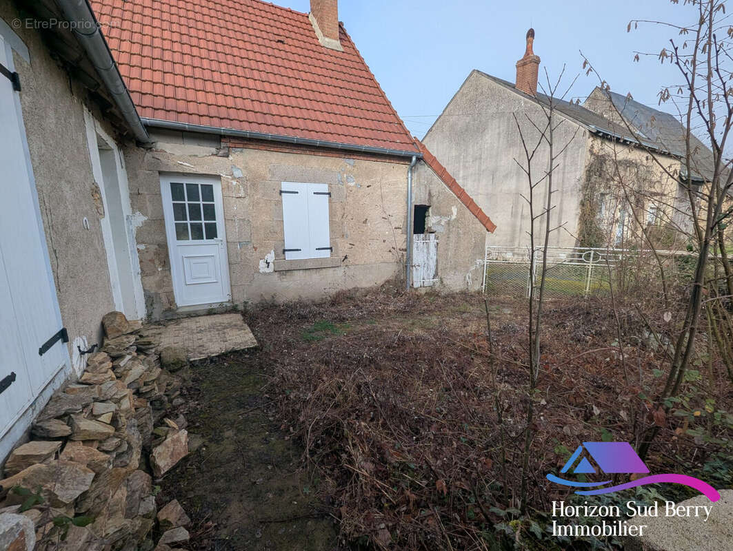 Petit jardin avant - Maison à CROZON-SUR-VAUVRE