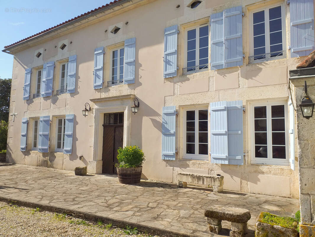 Maison à MONTIGNAC-CHARENTE