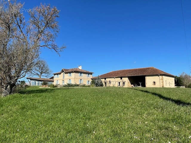 maison de maitre avec piscine intérieur et dependances aménagéables - photo 35
