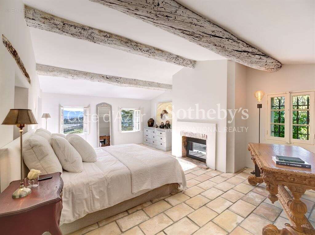 Maison à CHATEAUNEUF-GRASSE