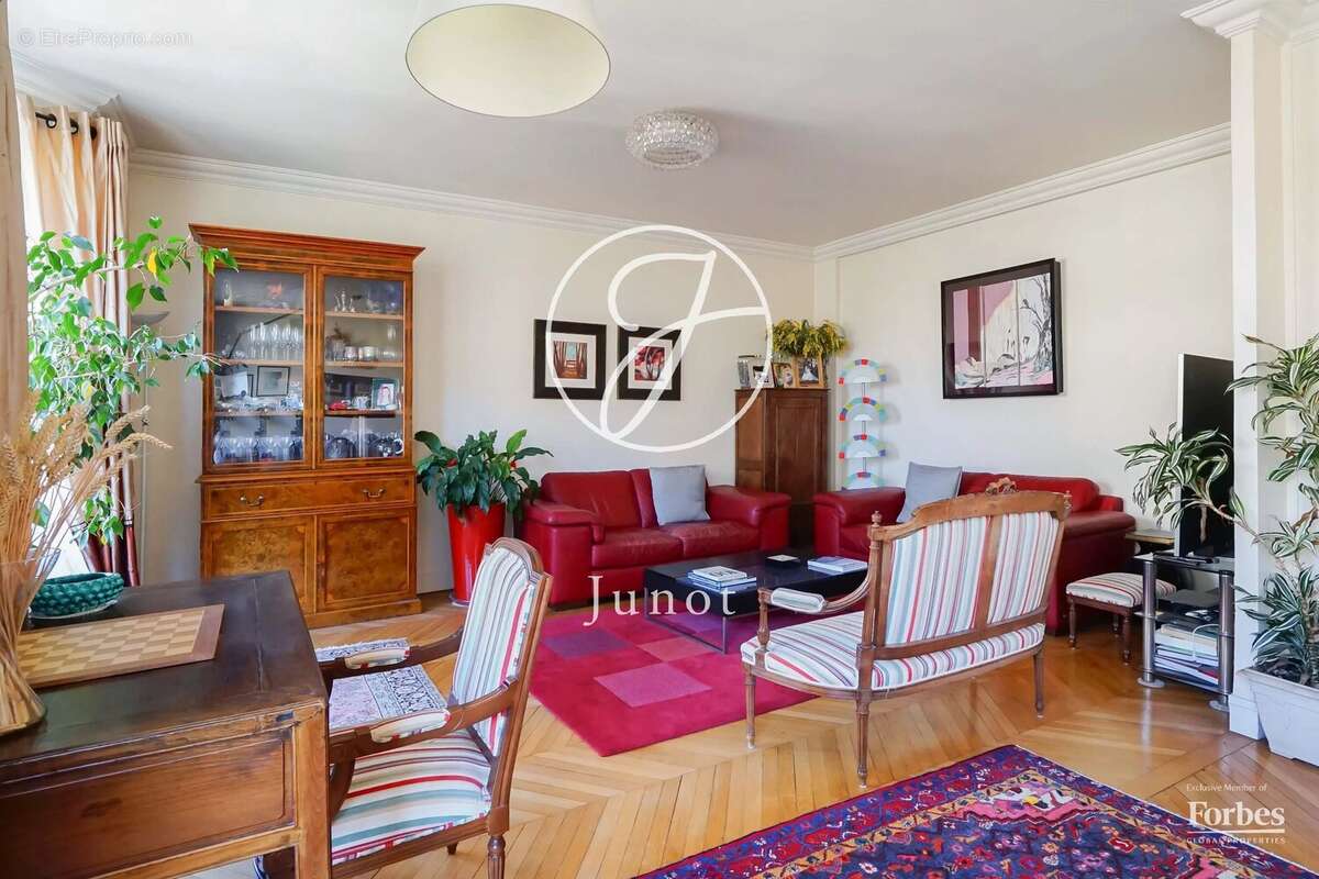 Paris 16e - AUTEUIL / VERSAILLES - Appartement à vendre - 6 pièces - 169,59m² Carrez - 4 chambres - Vues dégagées. - photo 7