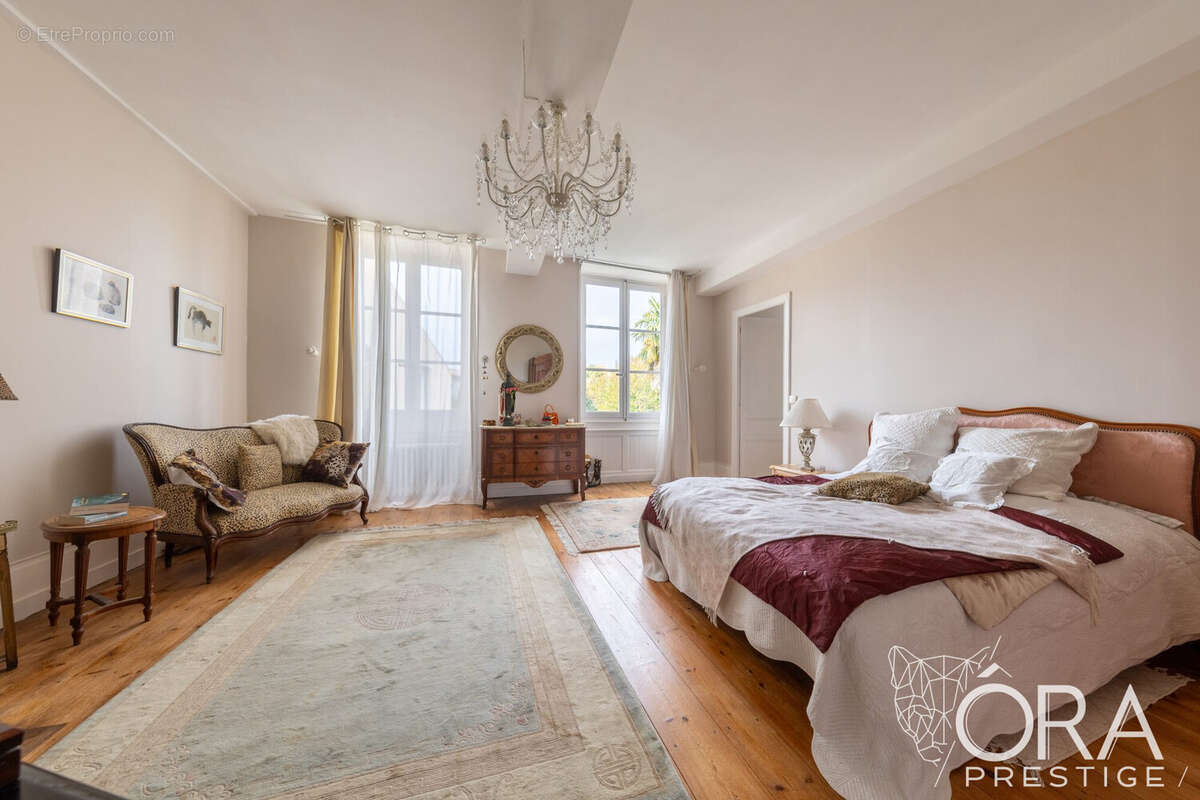 Chambre au 1er étage - Maison à SAINT-JEAN-D&#039;ANGELY