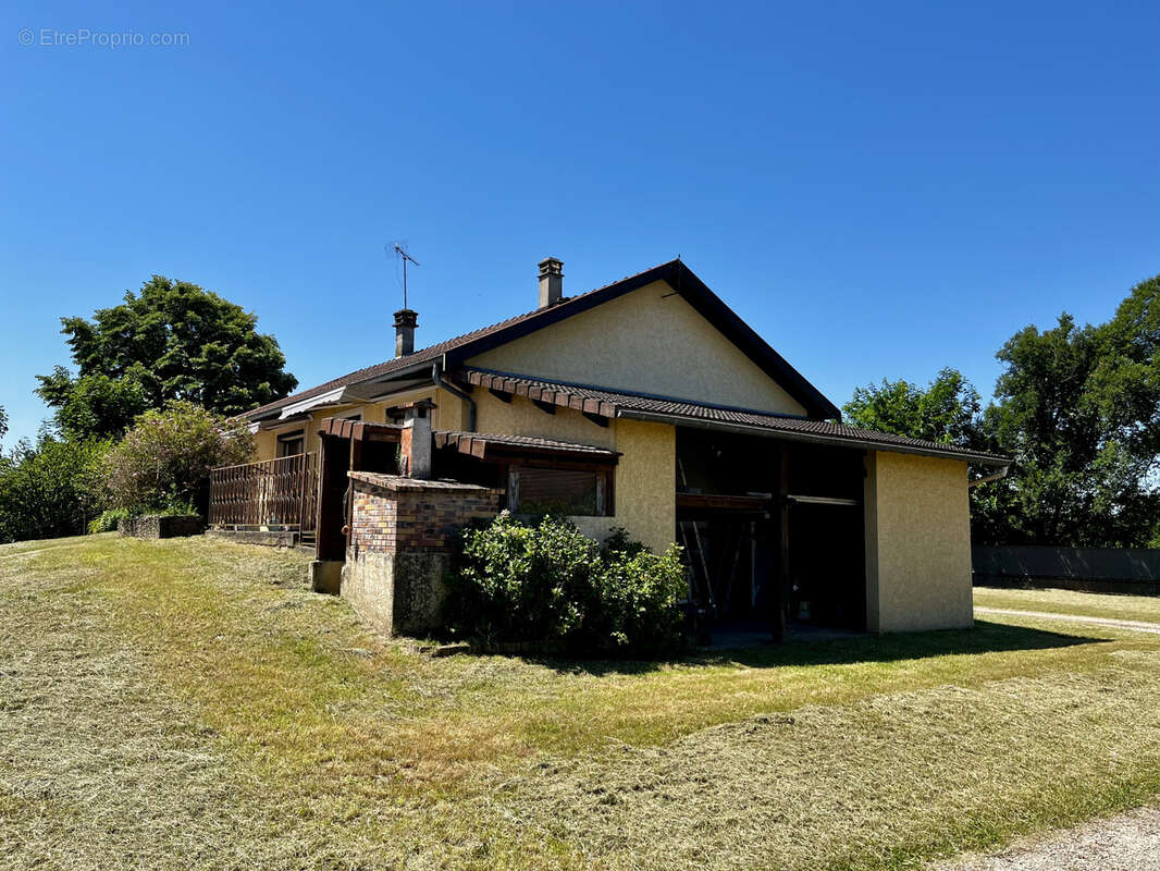 Maison à LEYRIEU