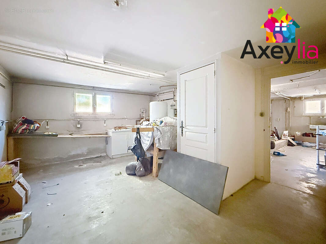 A vendre - pouilly-sous-charlieu - maison d'habitation avec 5 chambres, garage et terrain - photo 11