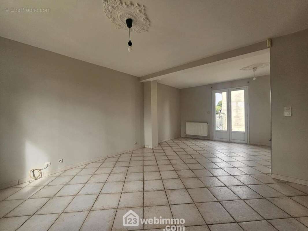 Voici la spacieuse pièce à vivre de 31 m², baignée de lumière naturelle. - Maison à PONTAVERT