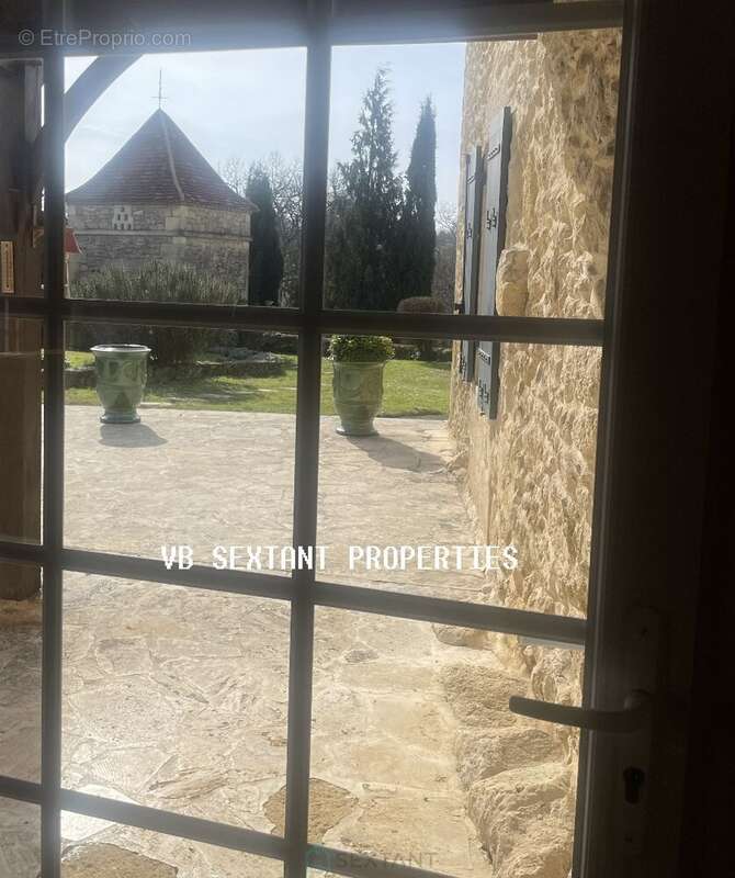 Au coeur de l'Entre -Deux- Mers, à 10  min de Sauveterre- de- Guyenne, charmante maison  en pierre et moellon avec dépendances e - photo 4